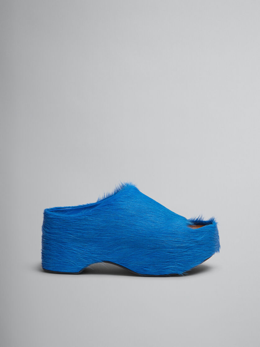 Slide con zoccolo chunky in pelle di vitello a pelo lungo blu - Sandali - Image 1