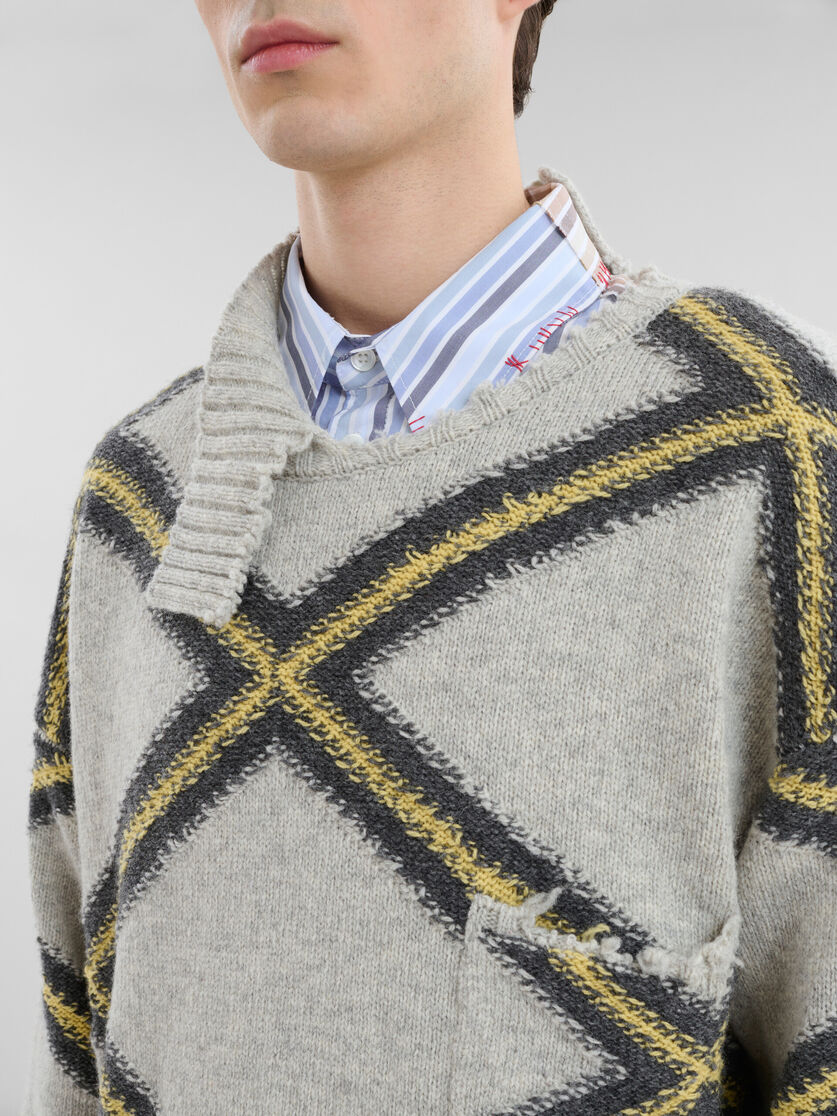 Maglione in ritagli di lana grigia con motivo a rombi - Pullover - Image 4