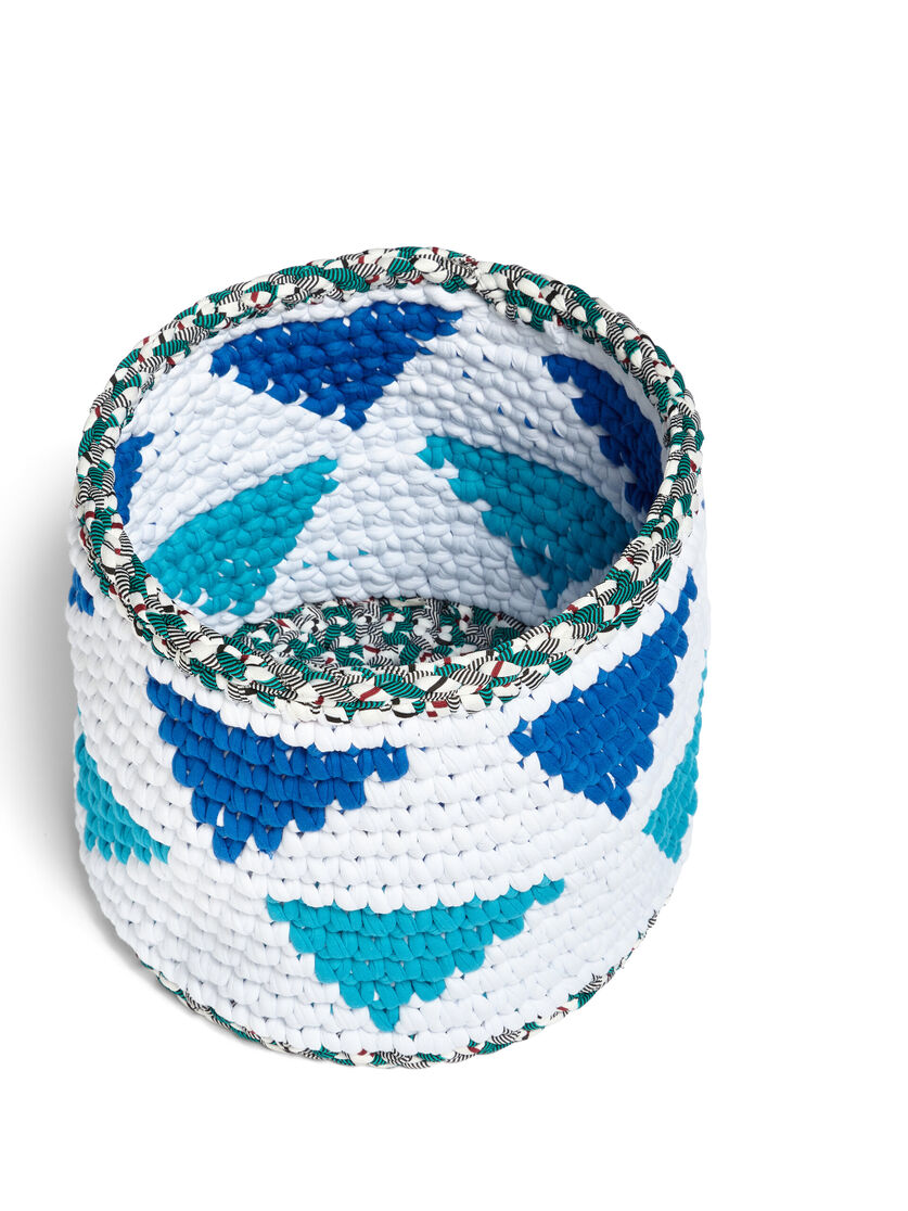 Cache-pot MARNI MARKET blanc et bleu de taille moyenne, réalisé au crochet - Mobilier - Image 3