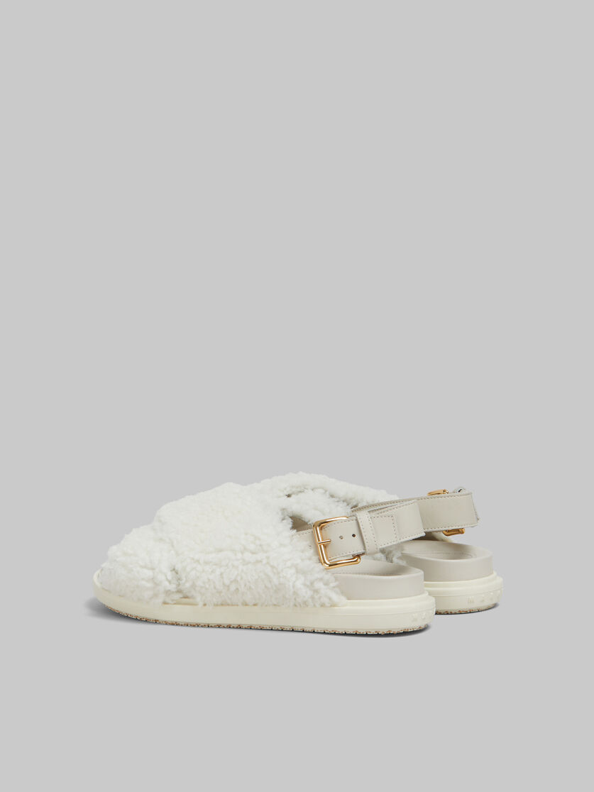 Schwarze Fußbett-Pantoletten aus gekräuseltem Shearling - Sandalen - Image 3