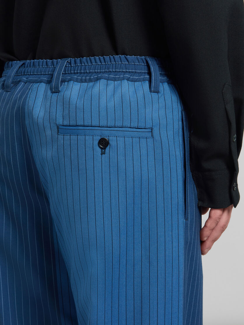 Pantalon de survêtement à fines rayures avec dégradé bleu - Pantalons - Image 4