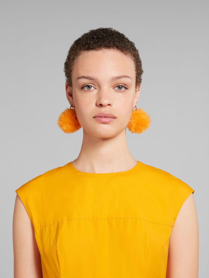 Ohrringe mit flauschigem, lilafarbenem Bommel - Ohrringe - Image 2