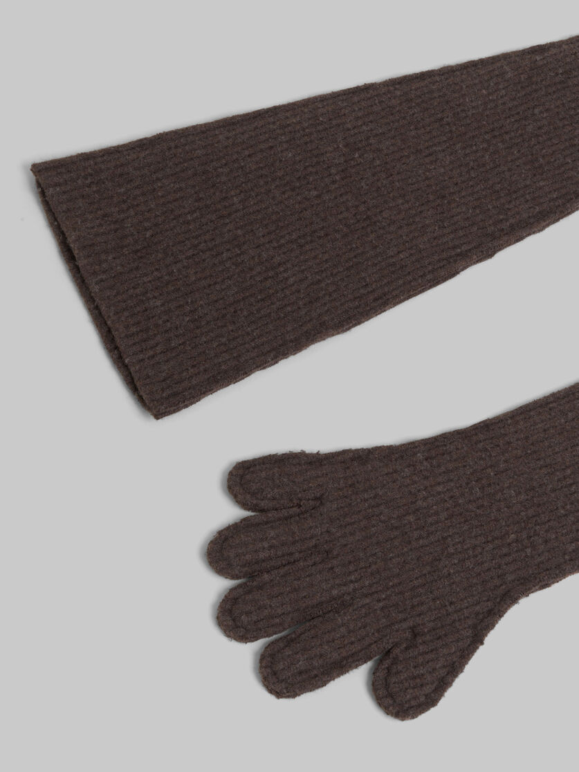 Oversized brown wool gloves - Gloves - Image 3