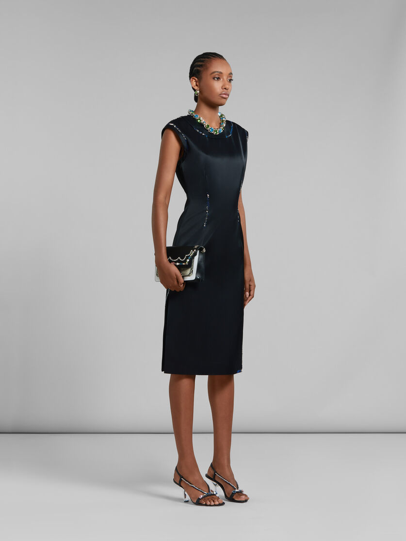 Robe fourreau en satin duchesse noir avec effet raccommodé en perles - Robes - Image 6