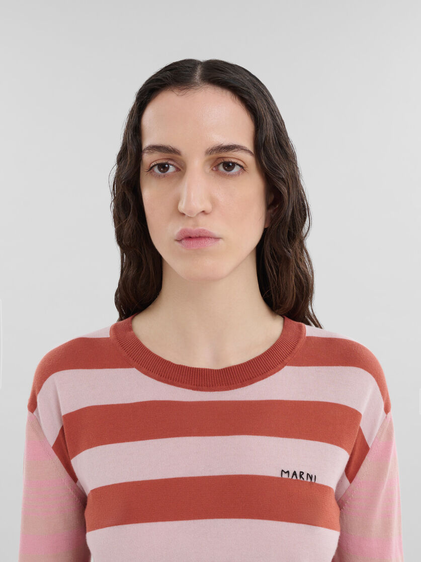 Rosafarbener, leichter Rundhalspullover aus Baumwolle mit kontrastierenden Streifen - Pullover - Image 4