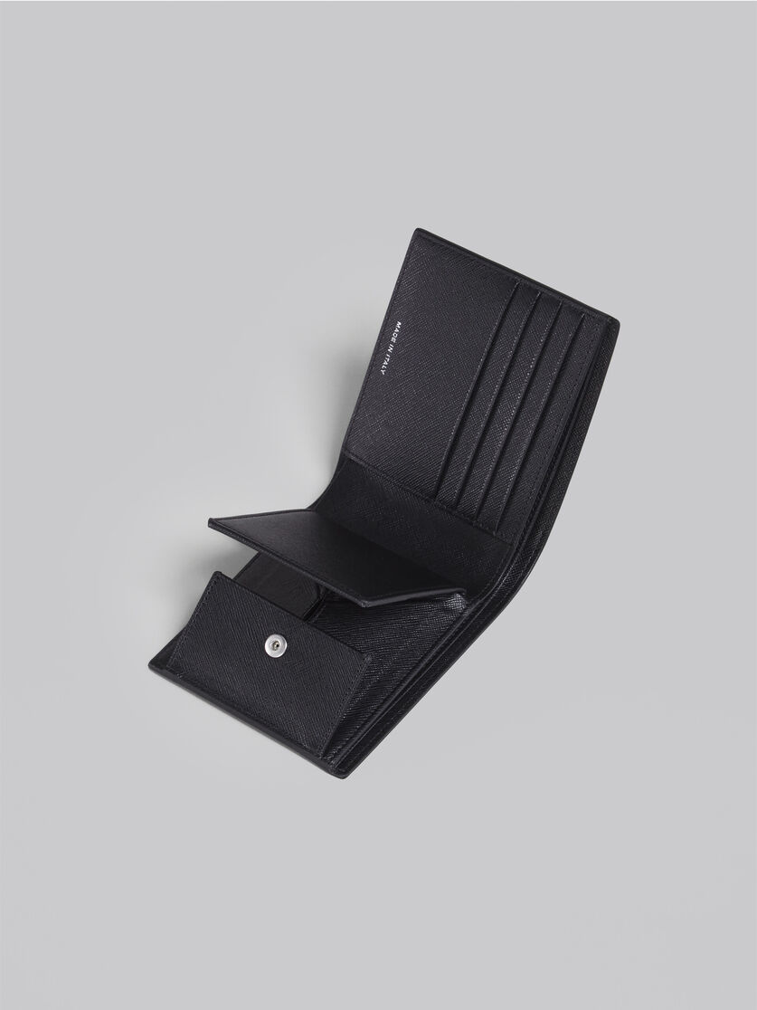 Portafoglio bi-fold in saffiano nero - Portafogli - Image 4