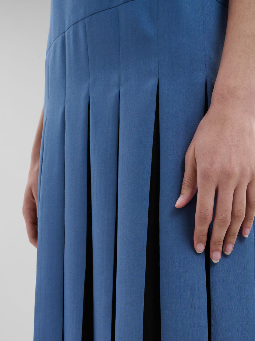 ブルー トロピカルウール製ドレス、コントラストプリーツ - ドレス - Image 5