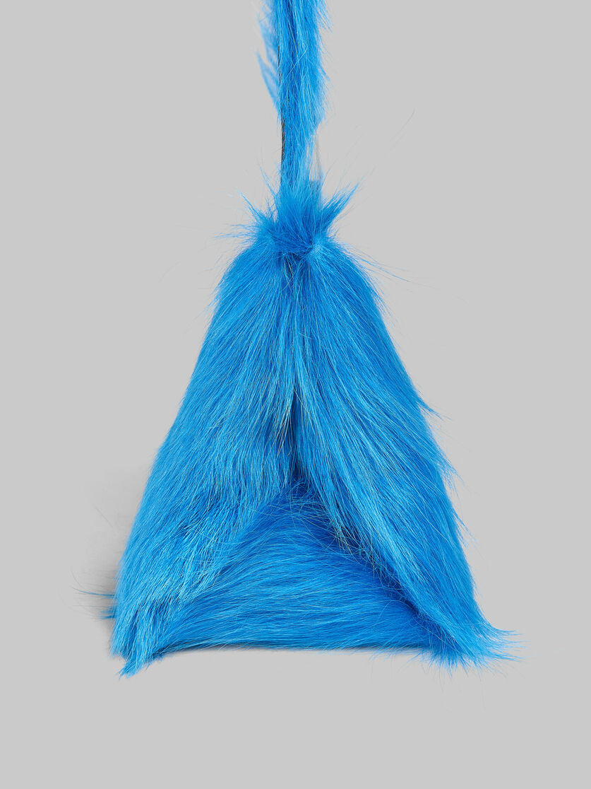 Sac à bandoulière triangulaire Prisma bleu en cuir de veau à poils longs - Sacs portés épaule - Image 5