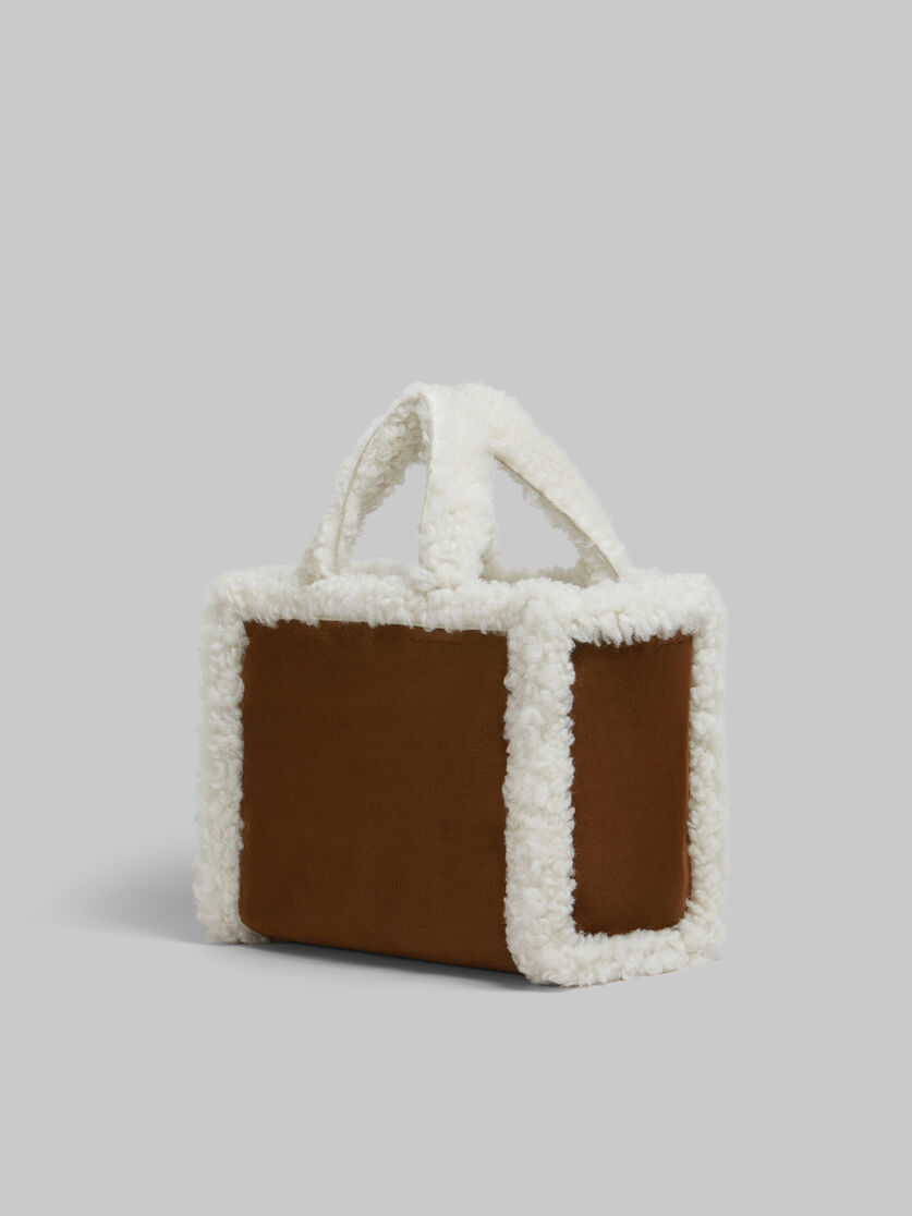 Sac à main en daim marron avec bord en shearling blanc - Sacs cabas - Image 3