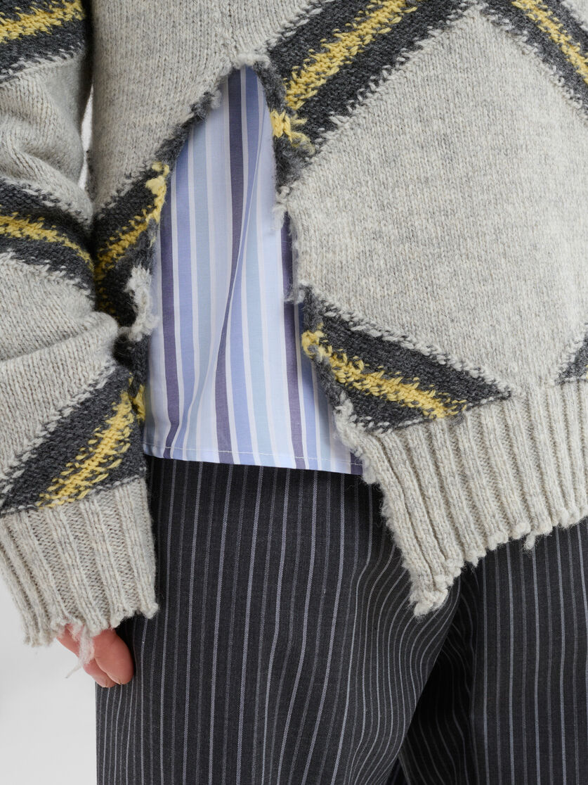 Maglione in ritagli di lana grigia con motivo a rombi - Pullover - Image 5