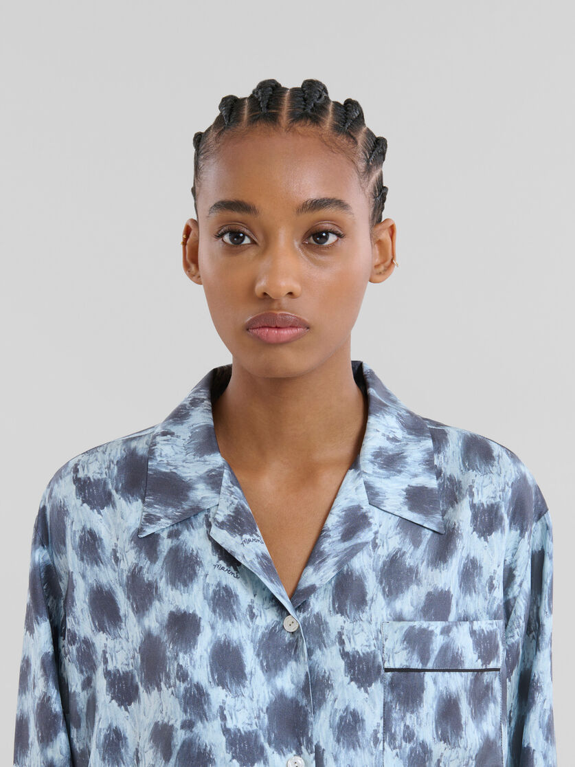 Camisa de seda gris con estampado Crayon Leopard - Camisas - Image 4