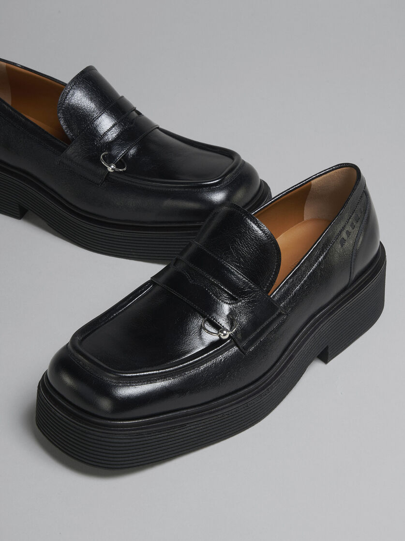 Mokassin aus schwarzem, glänzendem Leder - Schnürschuhe - Image 5