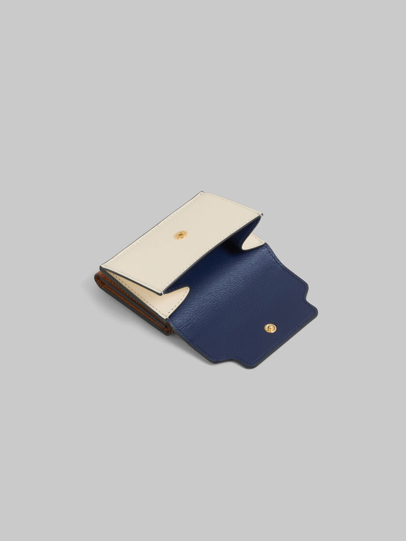 Portefeuille à trois volets en cuir saffiano bleu, crème et marron - Portefeuilles - Image 5