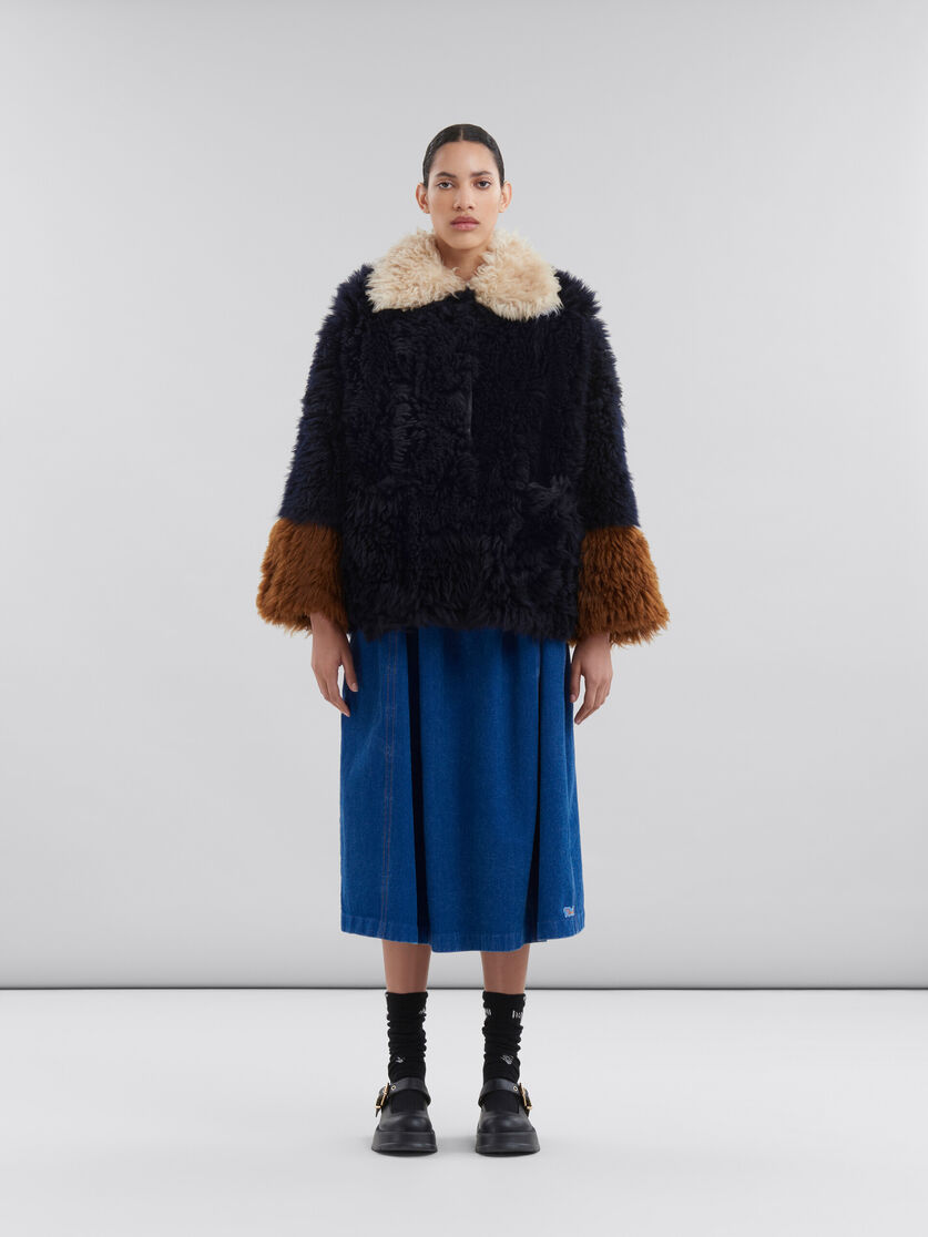 Marineblaue Jacke aus langem Shearling mit kontrastierenden Besätzen - Jacken - Image 2