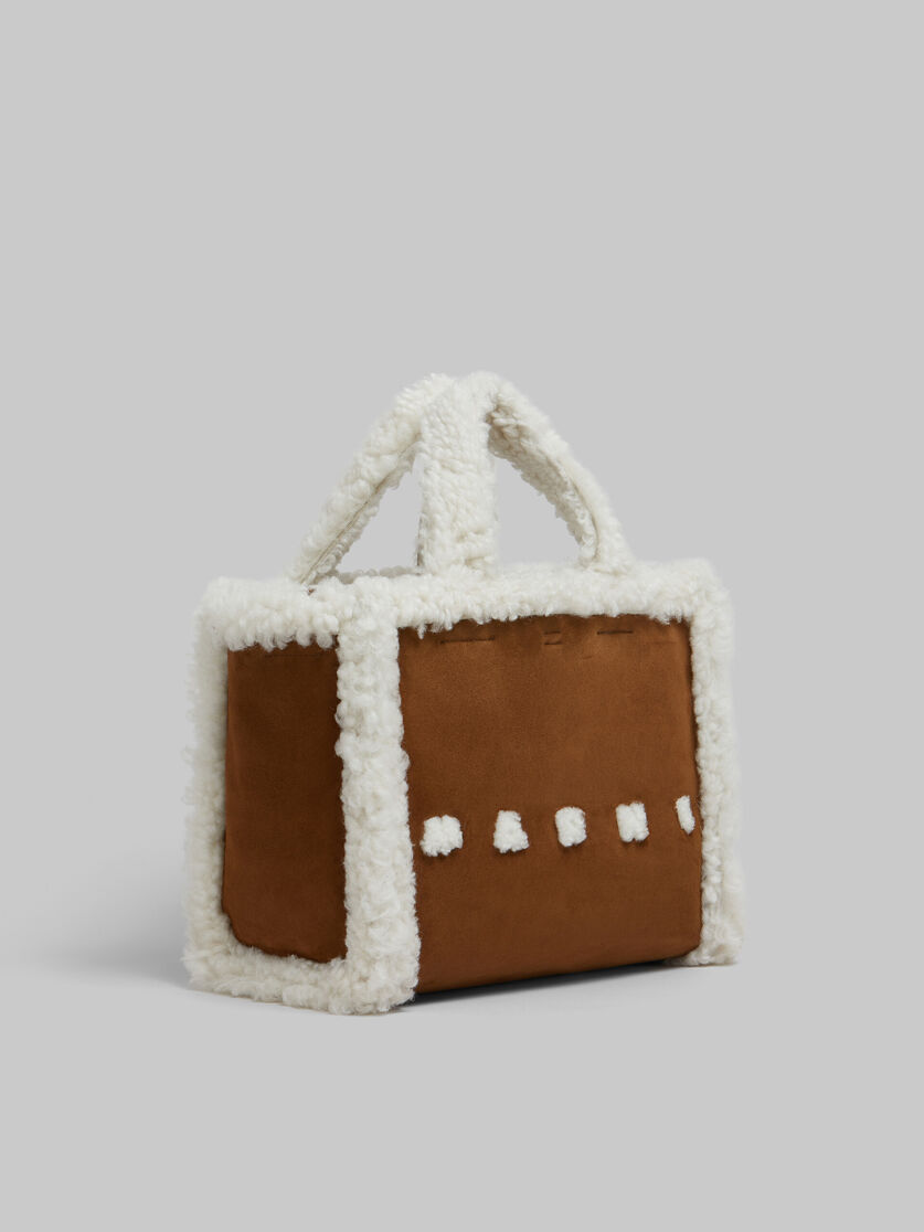 Sac à main en daim marron avec bord en shearling blanc - Sacs cabas - Image 6