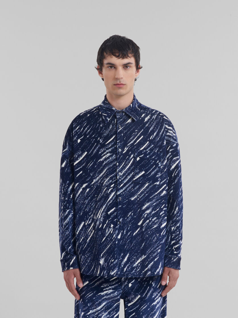 Blaues Oversize-Hemd aus beflocktem Denim mit Crayon-Print - Hemden - Image 2