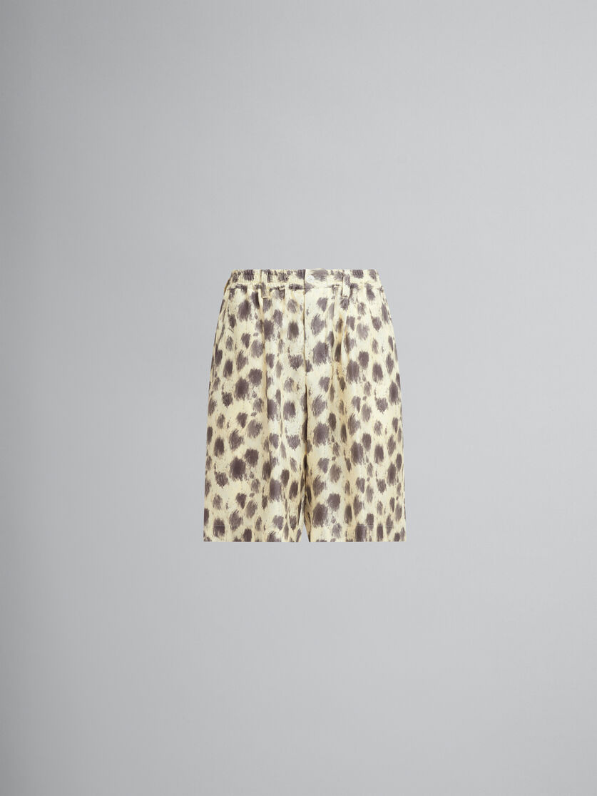 Hellgelbe Bermudashorts aus Seide mit Crayon Leopard-Prints - Hosen - Image 1