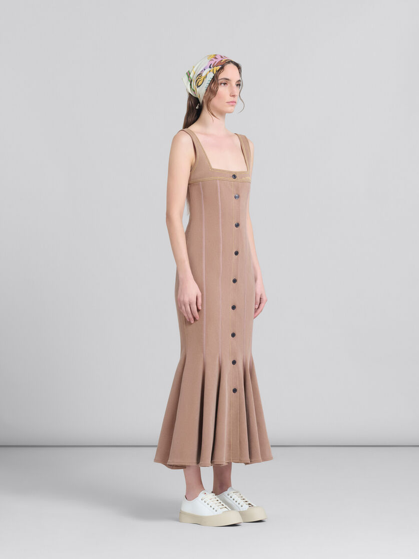 コントラストカラーのステッチが入った、ブラウンのオーガニックデニムマーメイドドレス - ドレス - Image 6