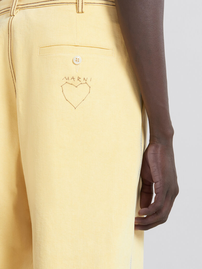 Pantalon en denim organique jaune avec coutures contrastées - Pantalons - Image 4