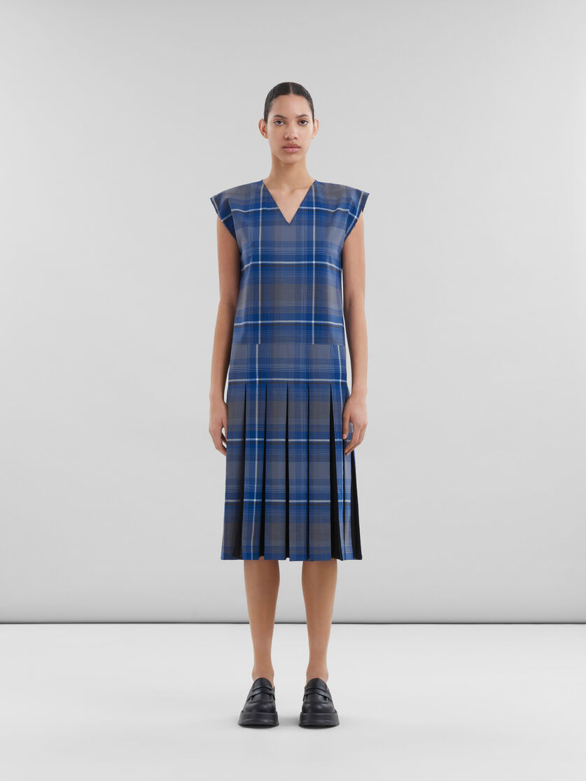 Robe en mélange de laine bleue à carreaux avec plis contrastants - Robes - Image 2