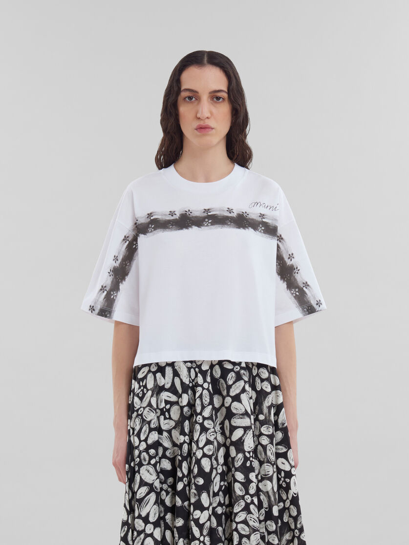 White organic cotton cropped T-shirt with smudged flower print - T-shirts - Image 2