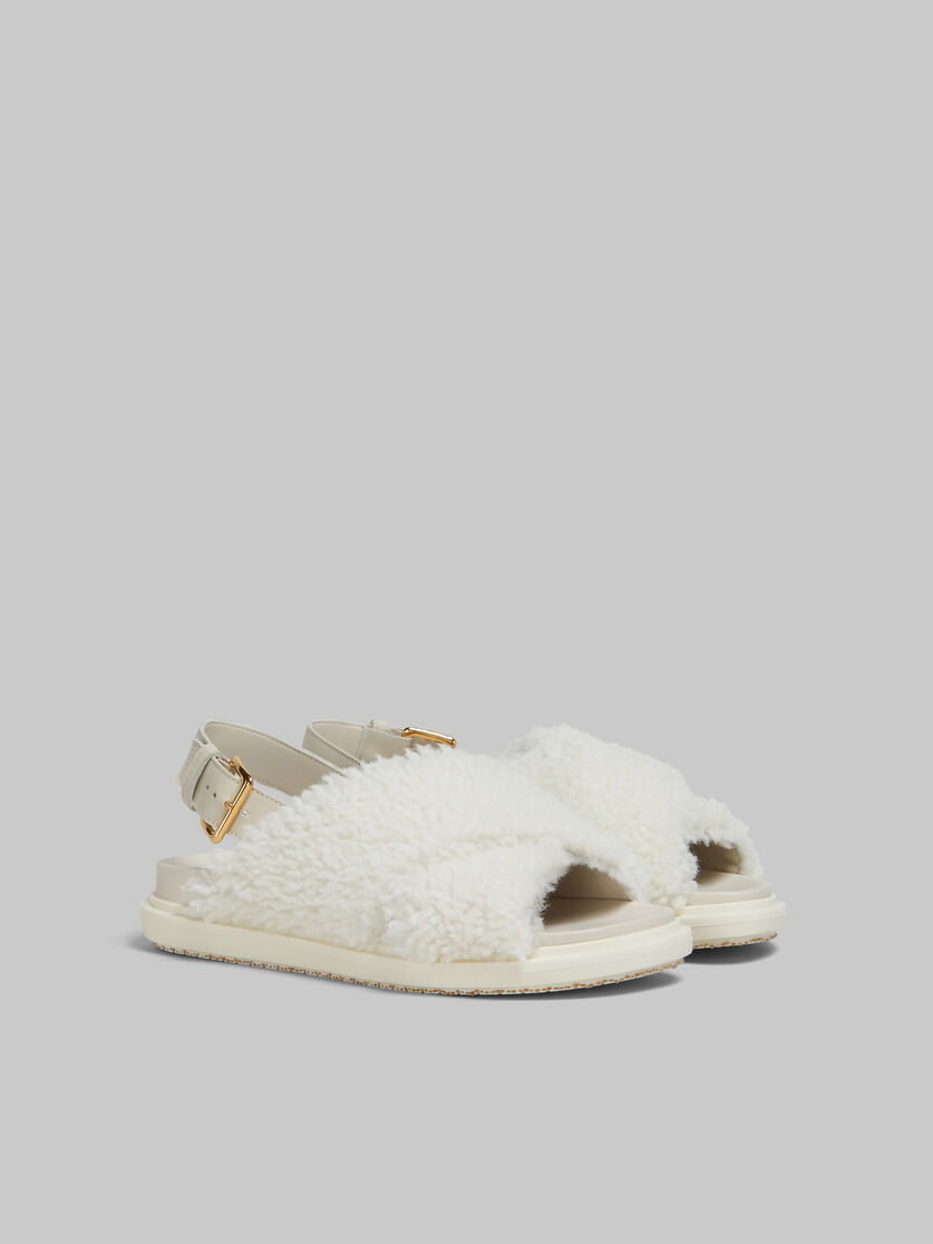 Schwarze Fußbett-Pantoletten aus gekräuseltem Shearling - Sandalen - Image 2