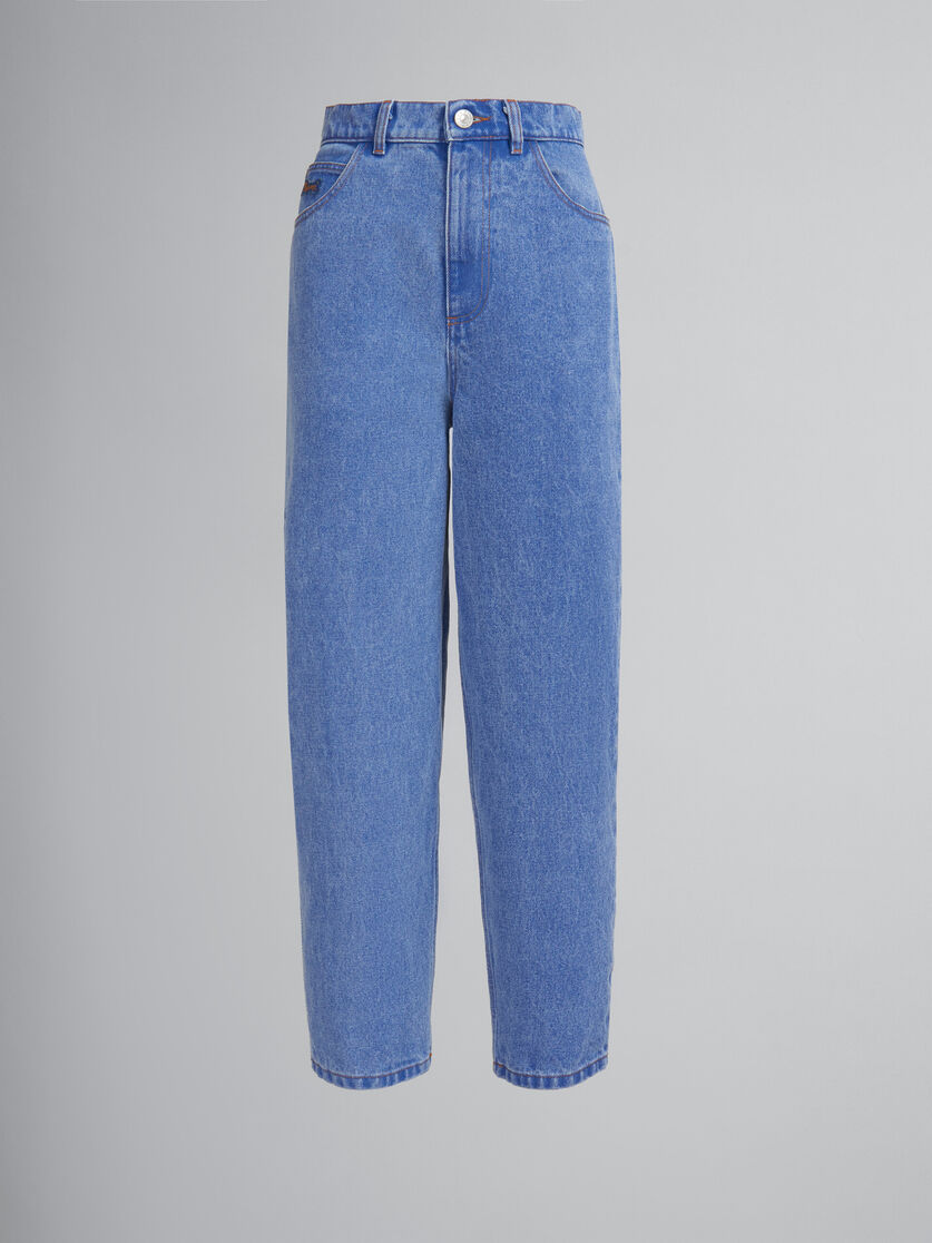 Blaue Jeans im Karottenschnitt aus Bio-Denim - Hosen - Image 1