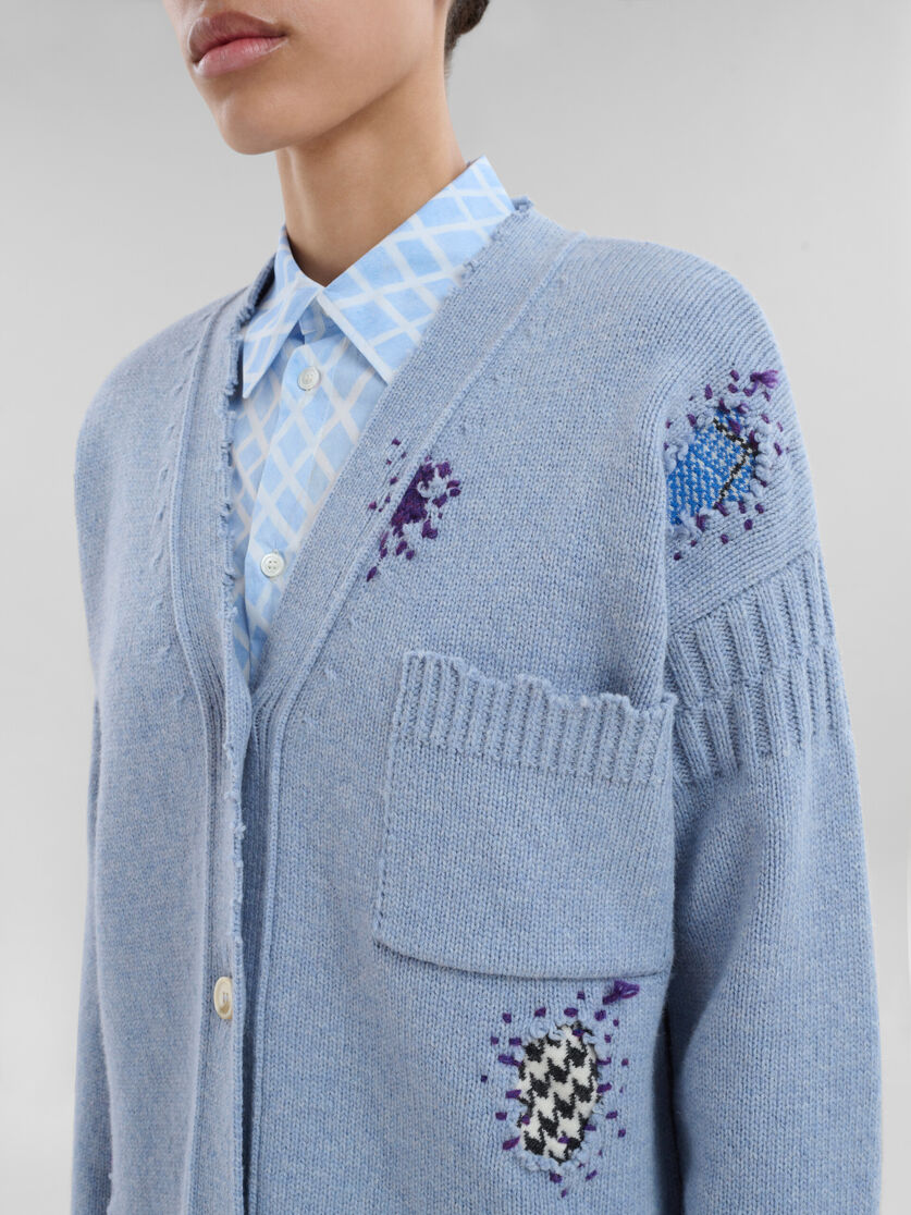 Cardigan in lana Shetland blu con applicazioni “rammendo” Marni - Pullover - Image 3