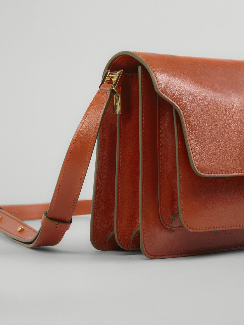 Mittelgroße Tasche TRUNK SOFT aus braunem Leder - Schultertaschen - Image 4