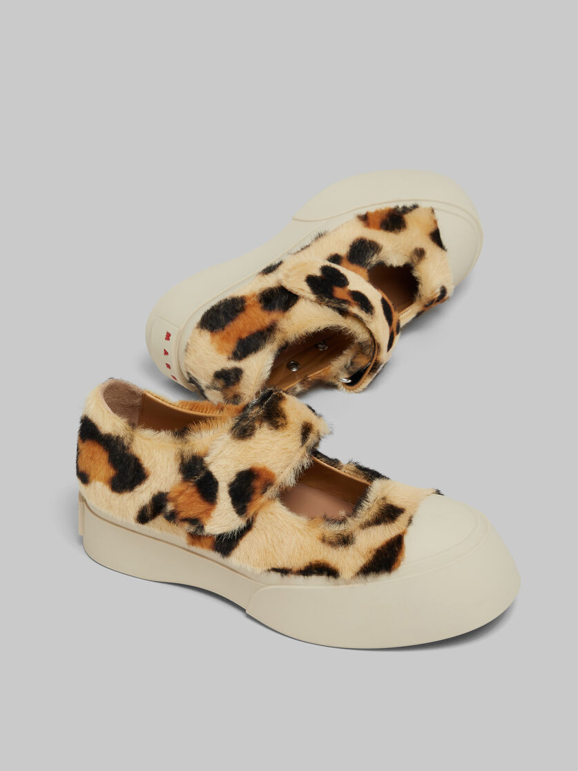 Gelbe Mary Jane-Sneakers aus Shearling mit Animal-Print - Sneakers - Image 5