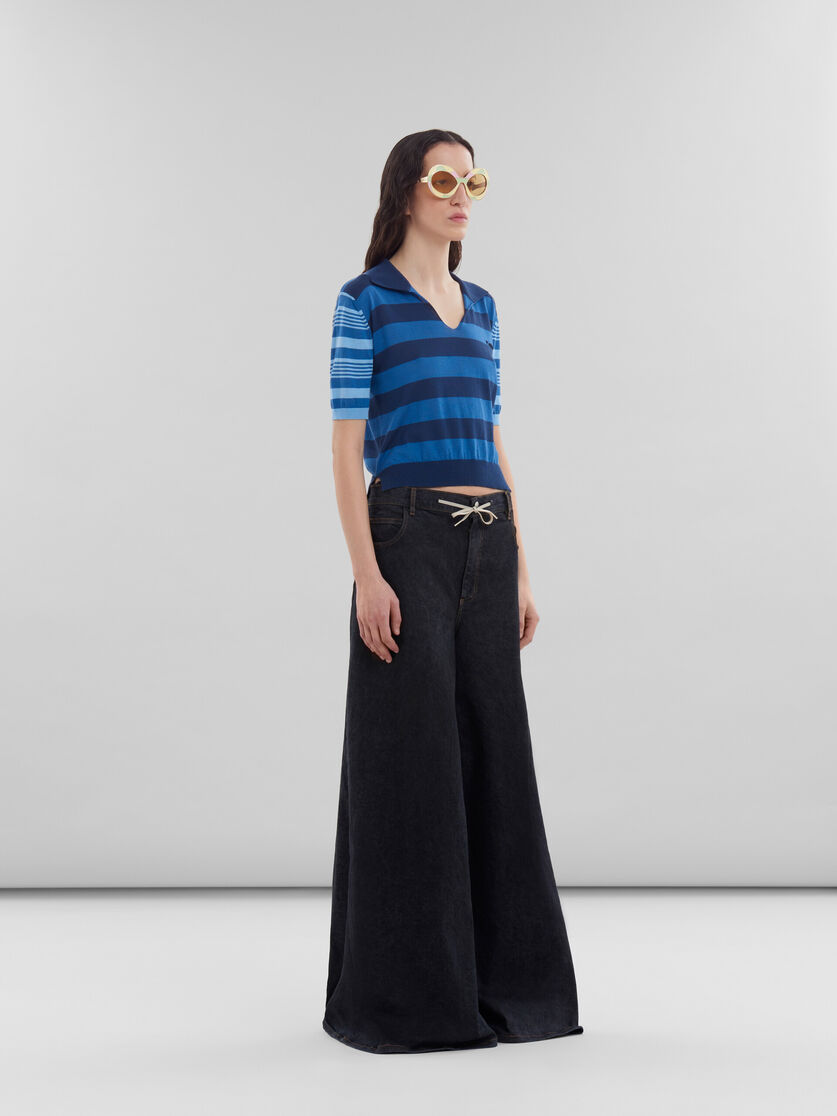 Blauer, kurzärmeliger Pullover aus leichter Baumwolle mit kontrastierenden Streifen - Hemden - Image 5