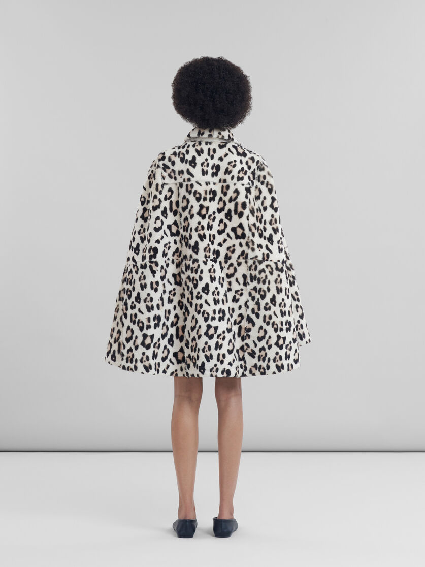 Geschorenes Shearling-Cape mit Animal-Print - Jacken - Image 3