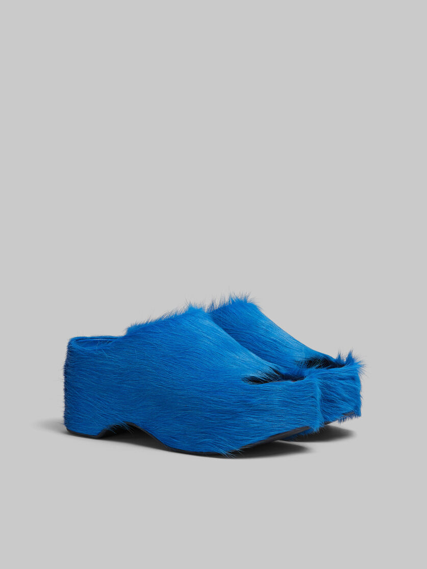 Slide con zoccolo chunky in pelle di vitello a pelo lungo blu - Sandali - Image 2