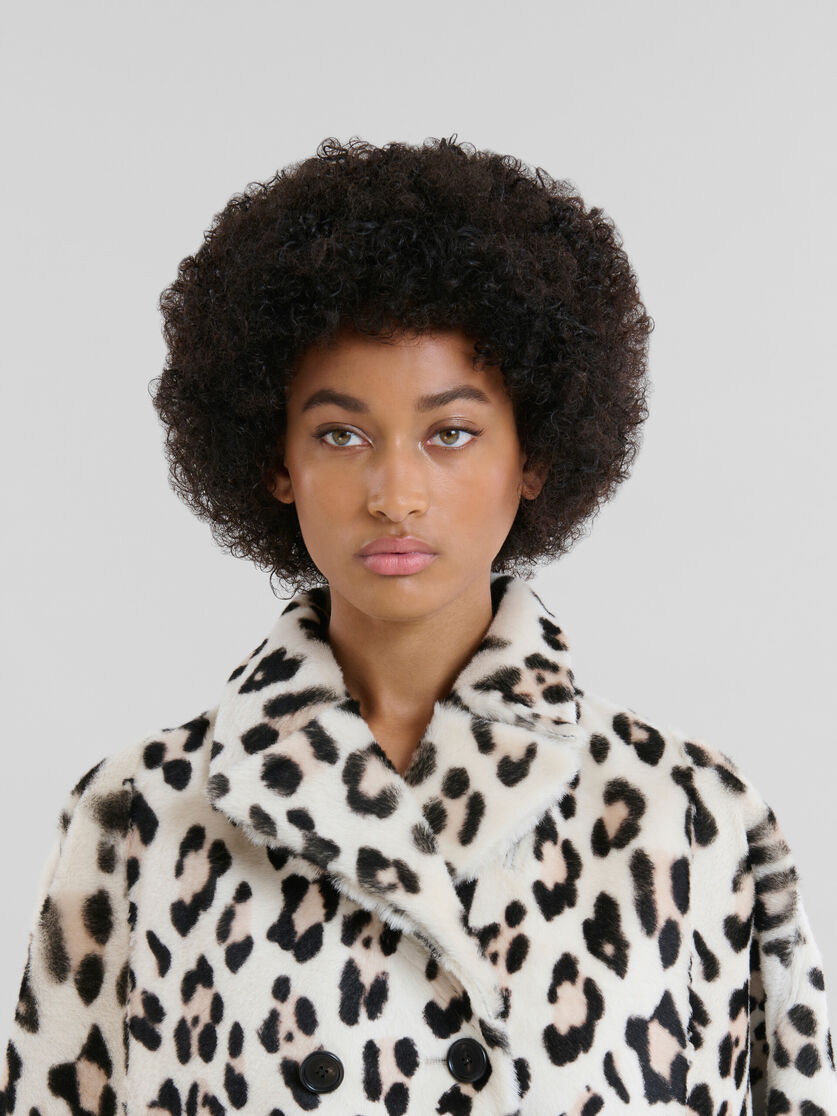 Geschorenes Shearling-Cape mit Animal-Print - Jacken - Image 4