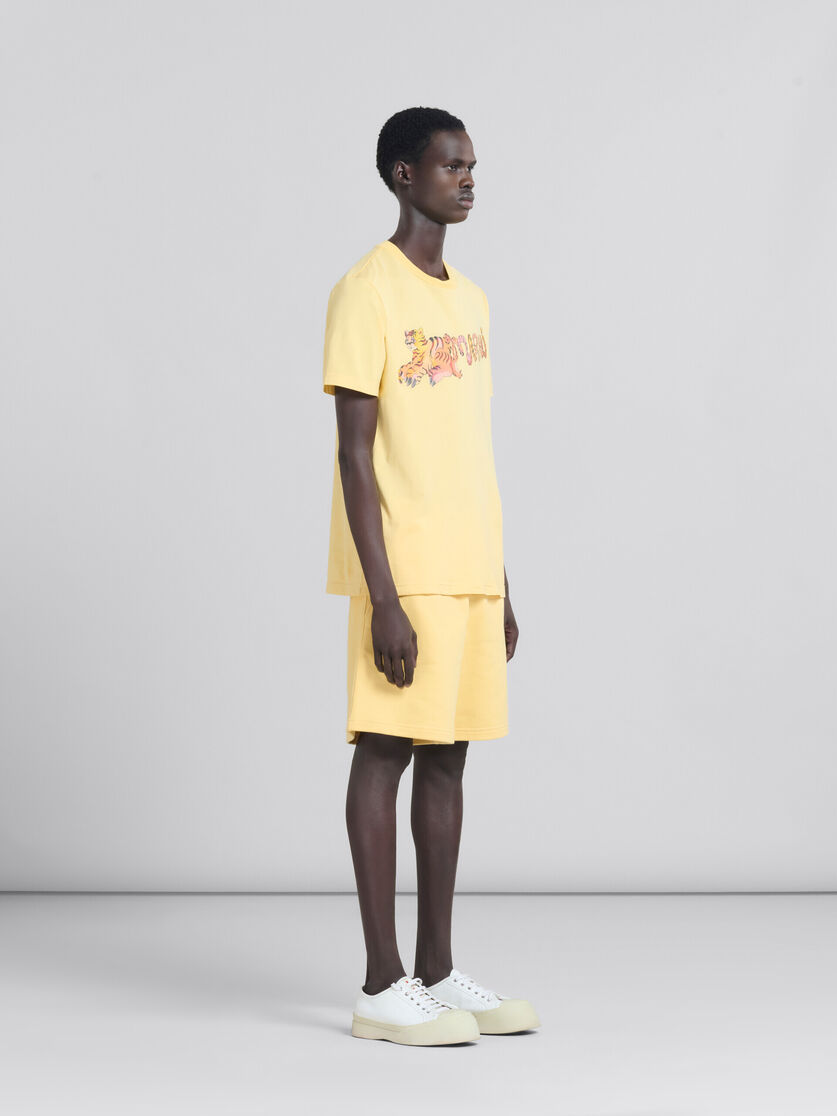 T-shirt coupe régulière en coton organique jaune avec motif - T-shirts - Image 5