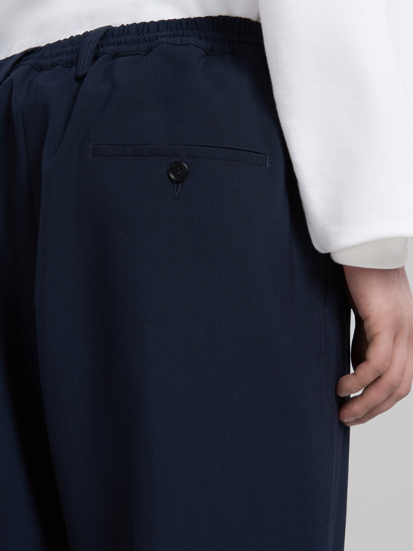 Kurz geschnittene Hose aus blauer Tropenwolle - Hosen - Image 4