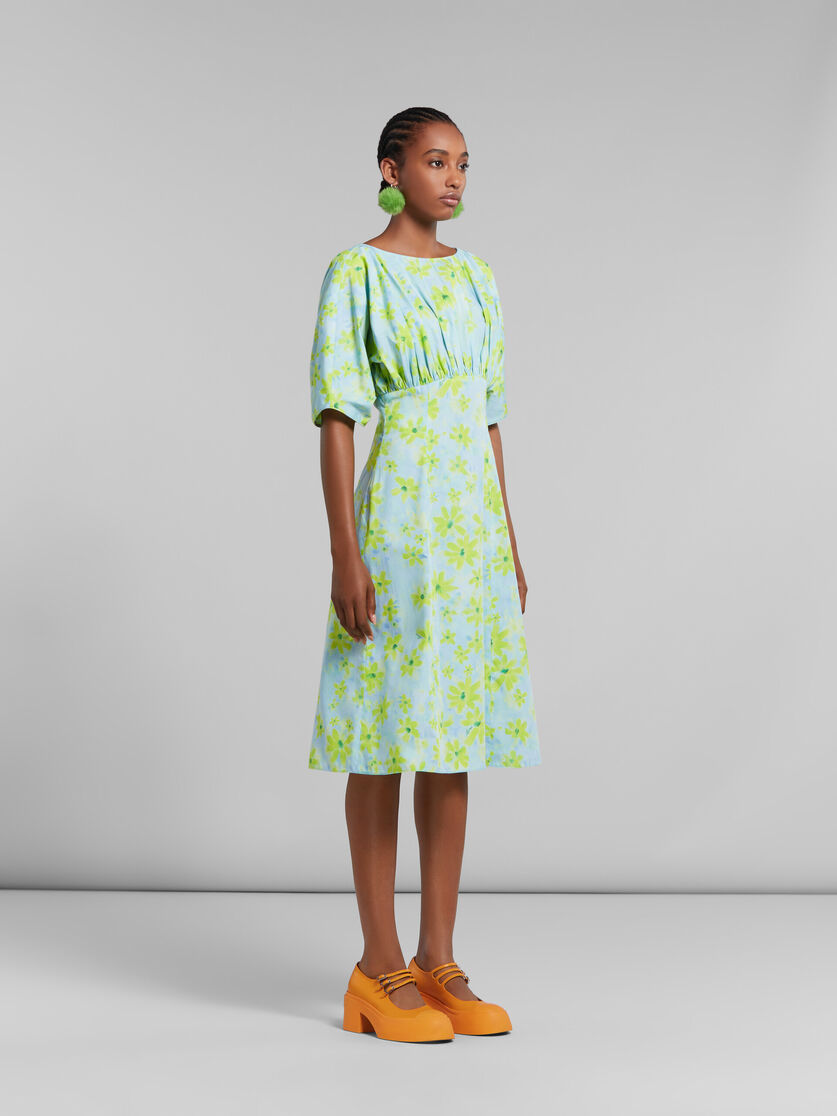Hellgrünes gerafftes Kleid aus Popeline mit Parade-Print - Kleider - Image 6