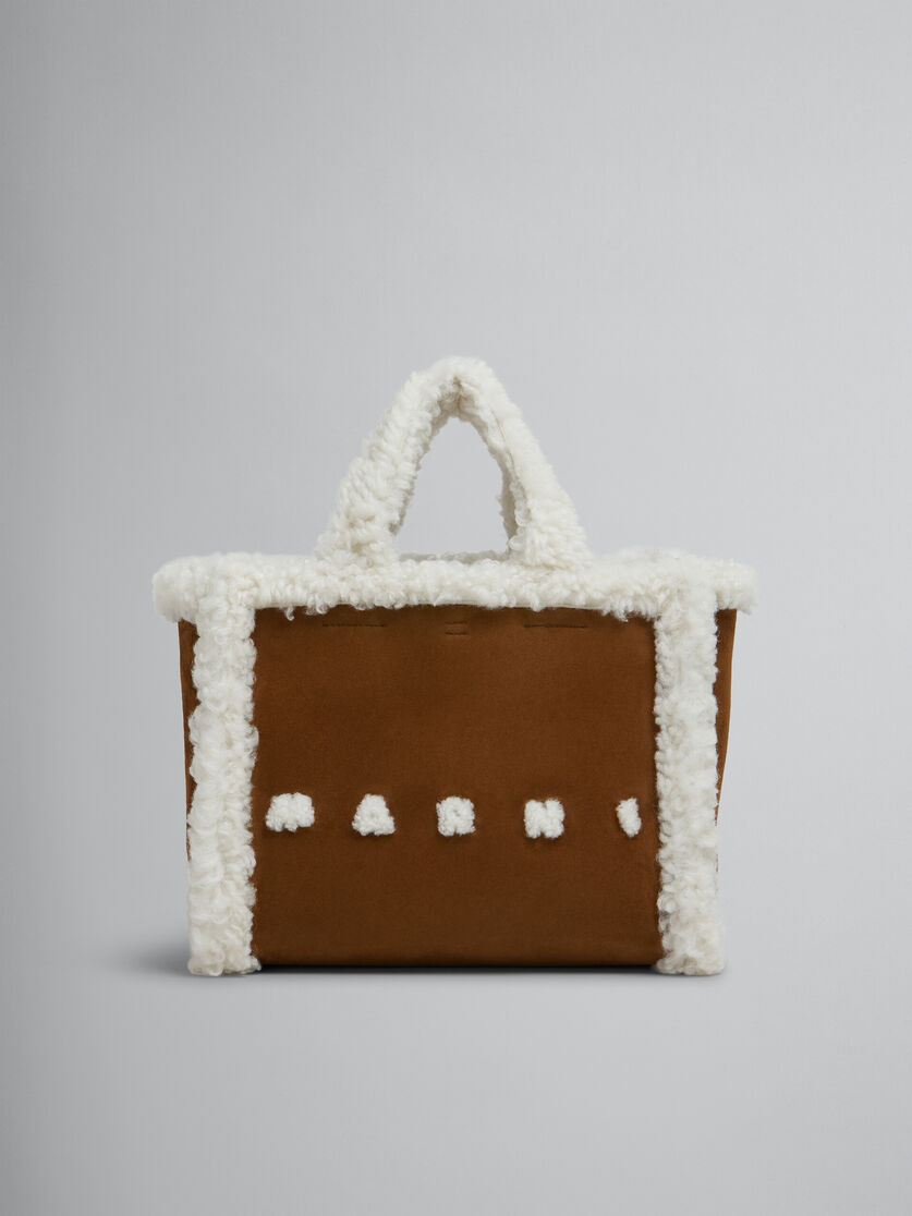 Bolso de ante marrón con ribete de borreguito blanco - Bolsos shopper - Image 1