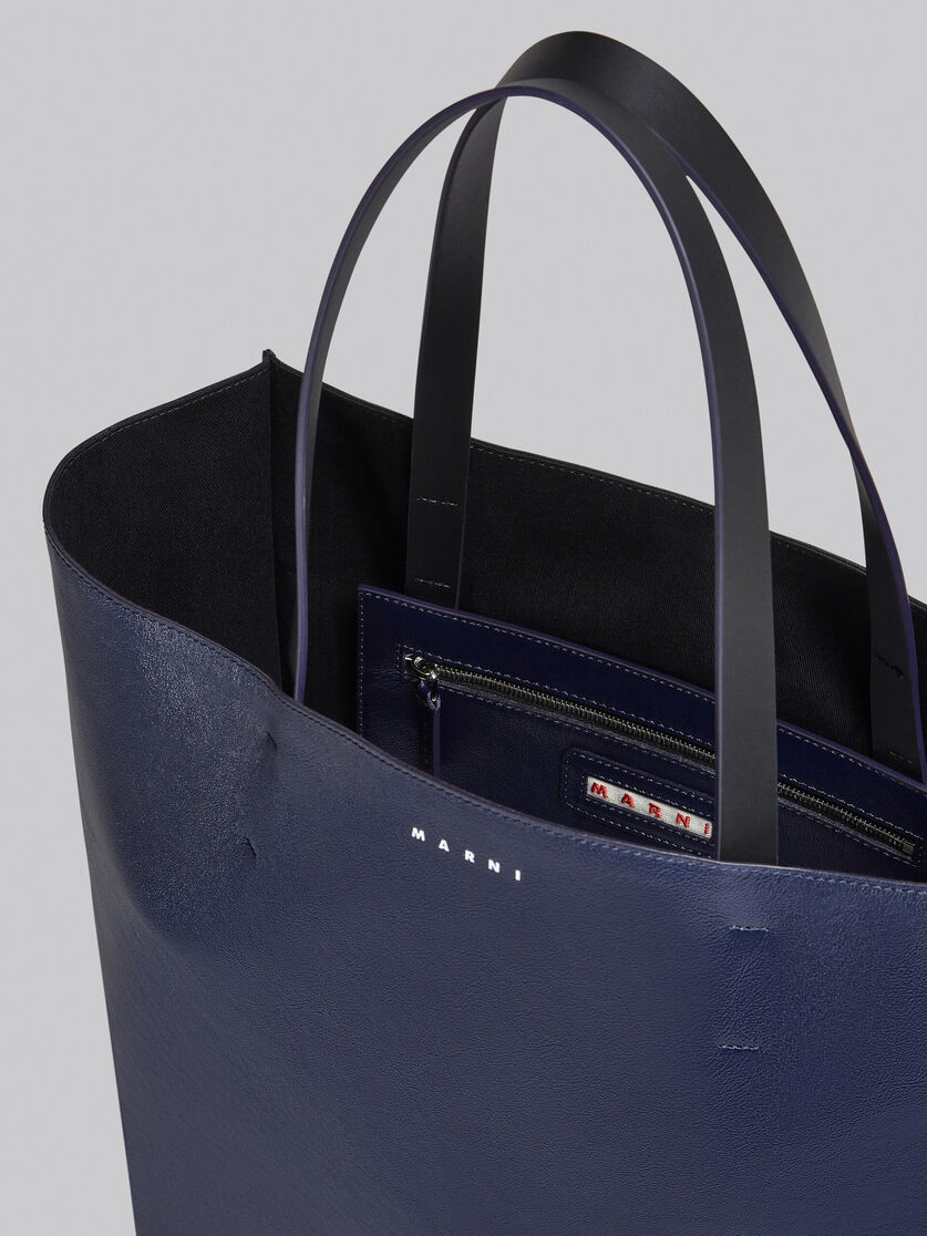 Museo Soft Bag Grande in pelle nera e blu - Borse shopping - Image 4