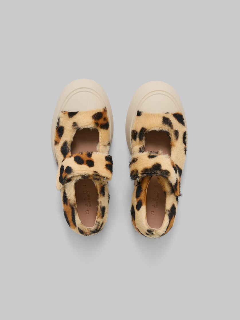 Gelbe Mary Jane-Sneakers aus Shearling mit Animal-Print - Sneakers - Image 4