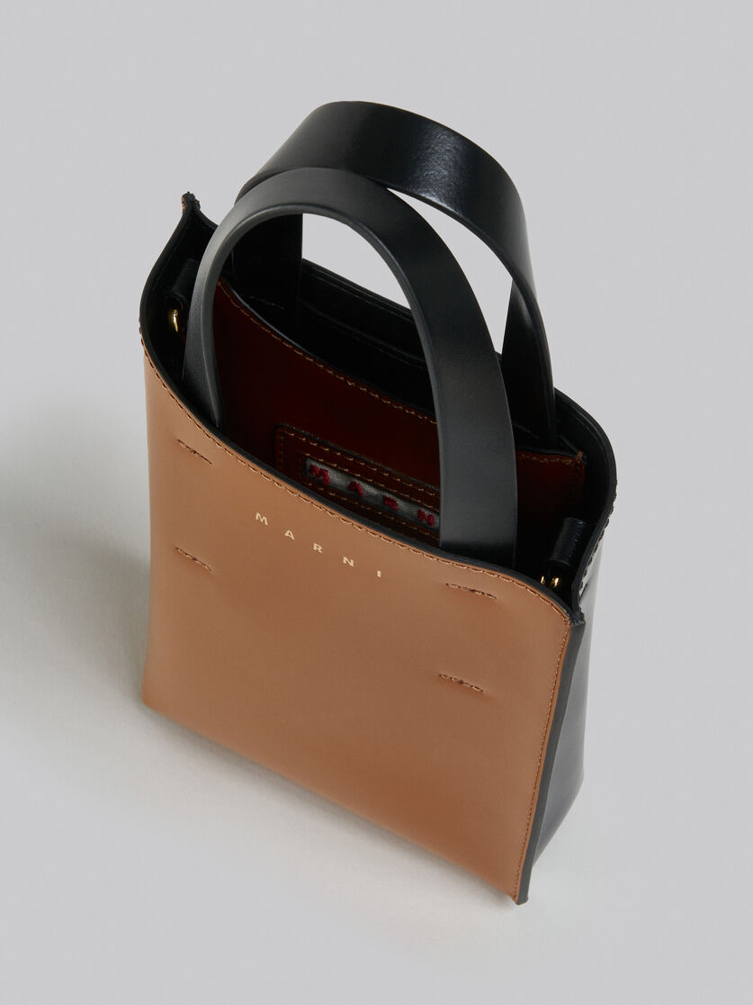 Sac cabas nano MUSEO en cuir de veau lisse noir brillant avec bandoulière - Sacs cabas - Image 4