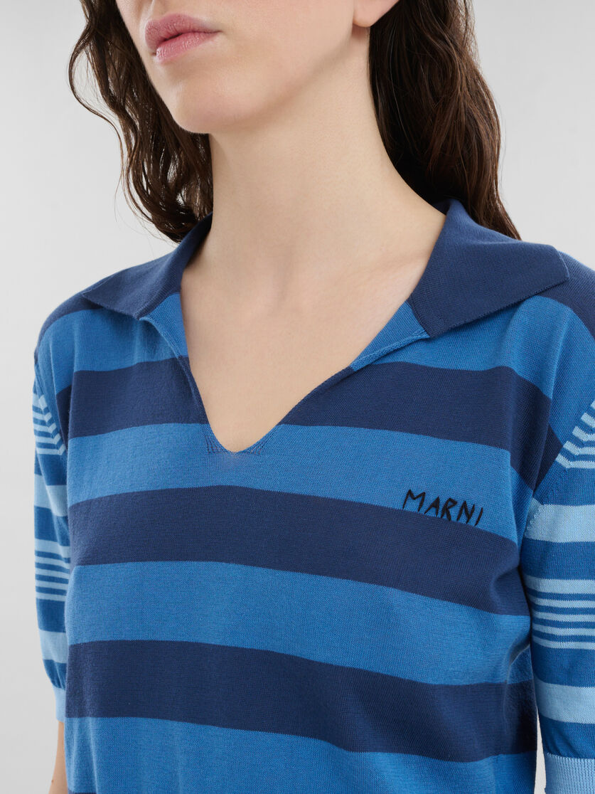 Blauer, kurzärmeliger Pullover aus leichter Baumwolle mit kontrastierenden Streifen - Hemden - Image 4