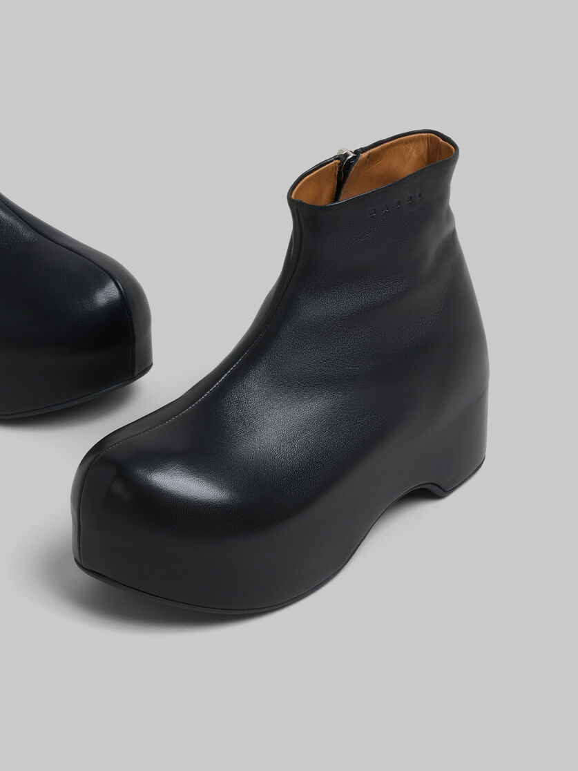 Markante schwarze Clog-Boots aus Leder - Stiefel - Image 4