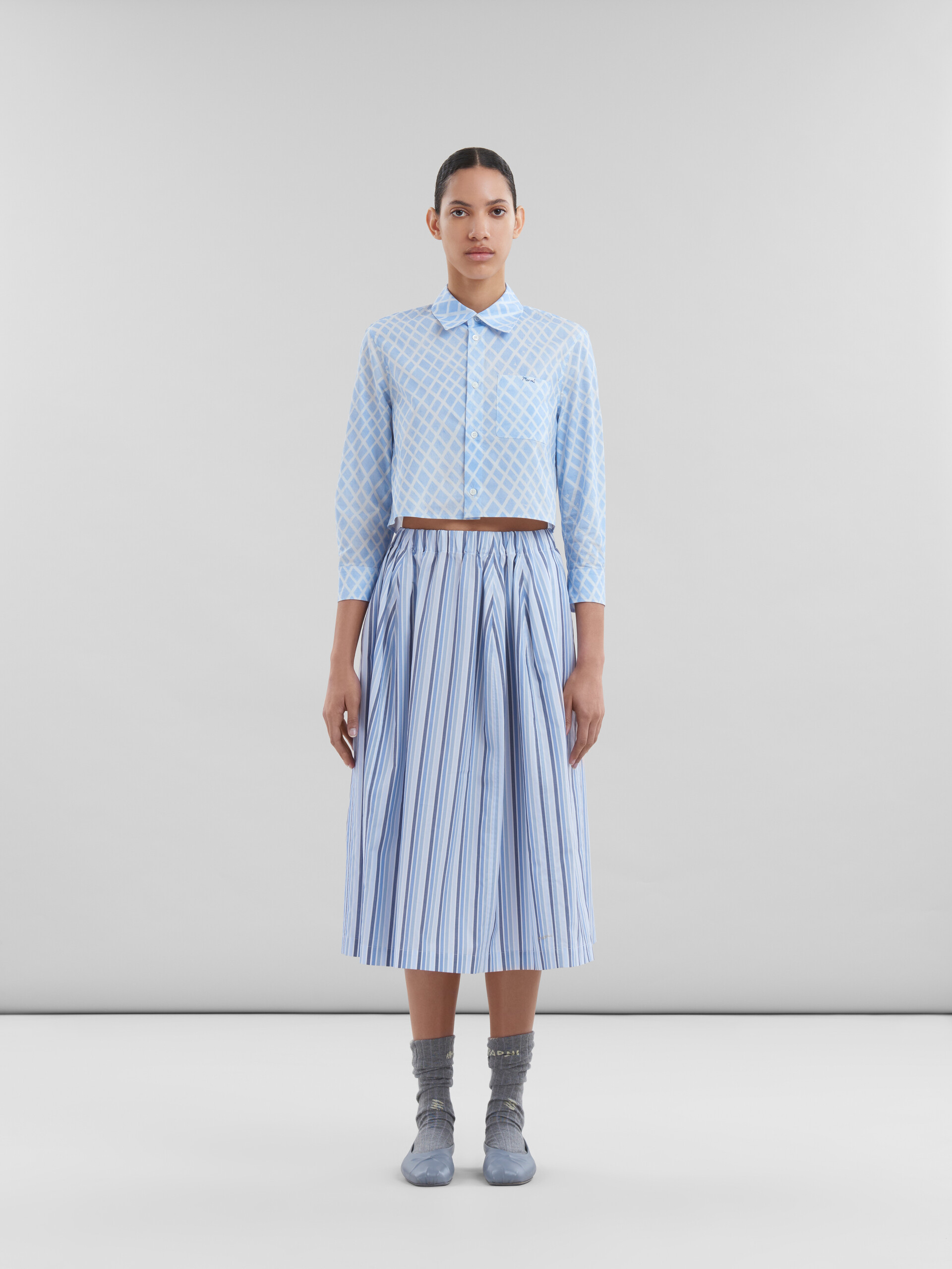 ブルー ストライプ オーガニックポプリン製  伸縮性のあるミディ丈スカート - スカート - Image 2