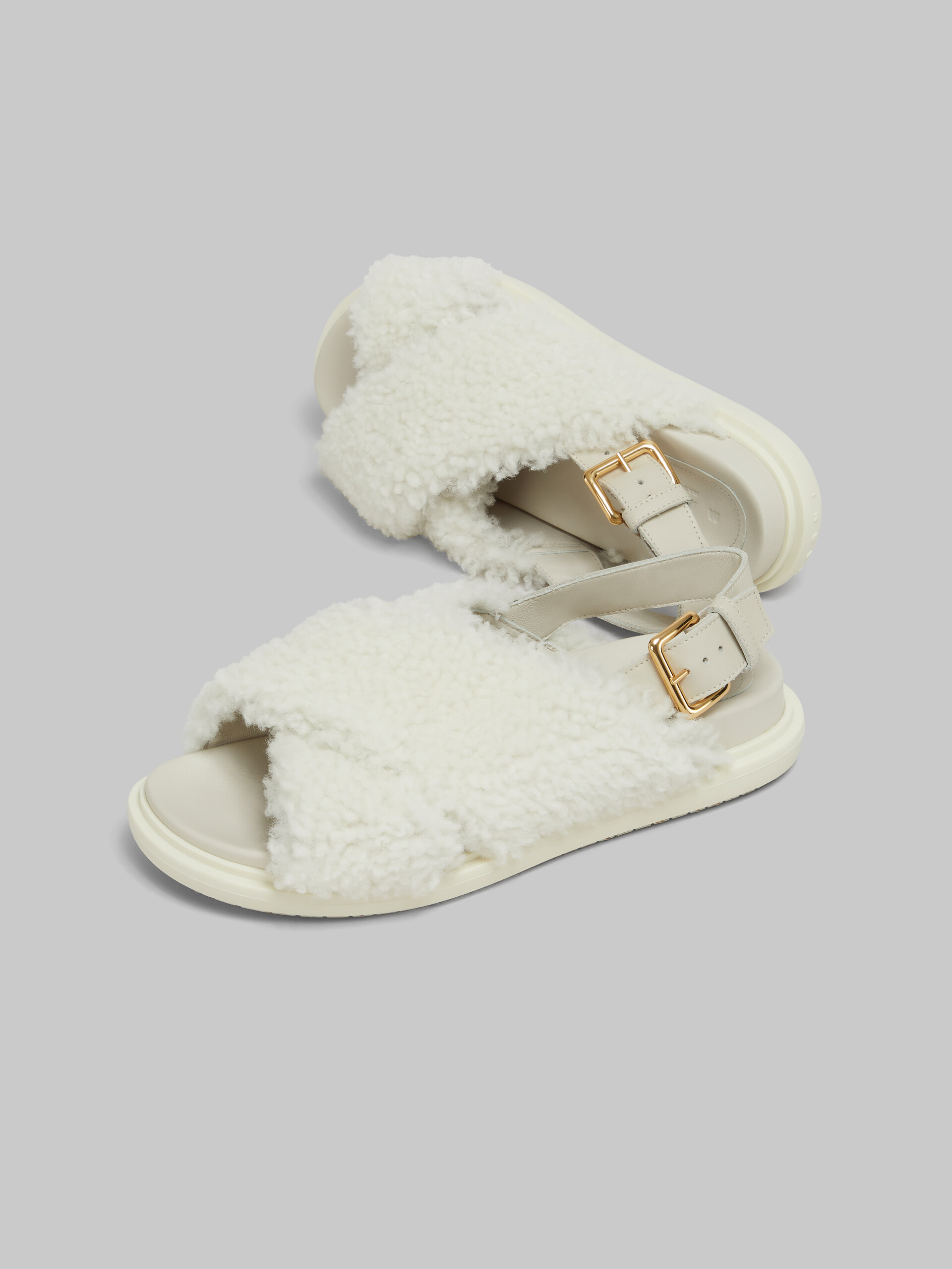 Schwarze Fußbett-Pantoletten aus gekräuseltem Shearling - Sandalen - Image 5