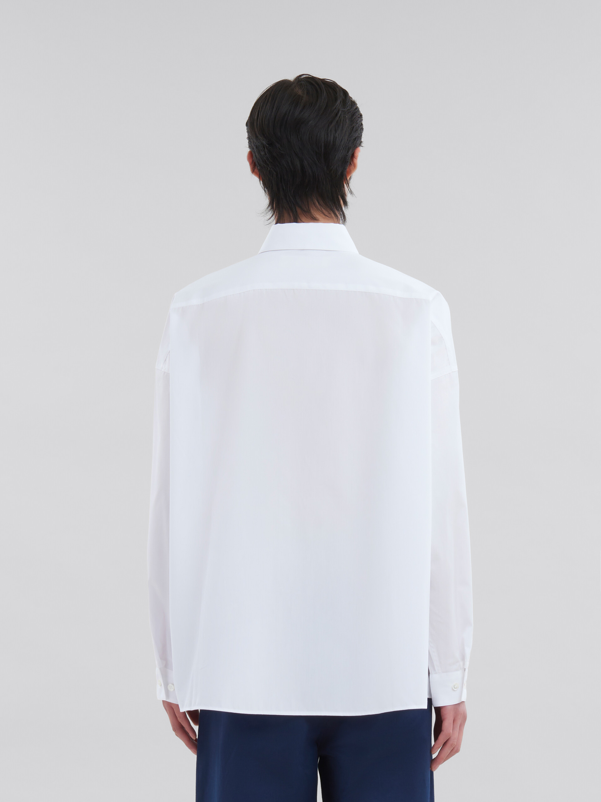 ライトブルー オーガニックポプリン製シャツ、ちらりとのぞくマルニロゴ - シャツ - Image 3