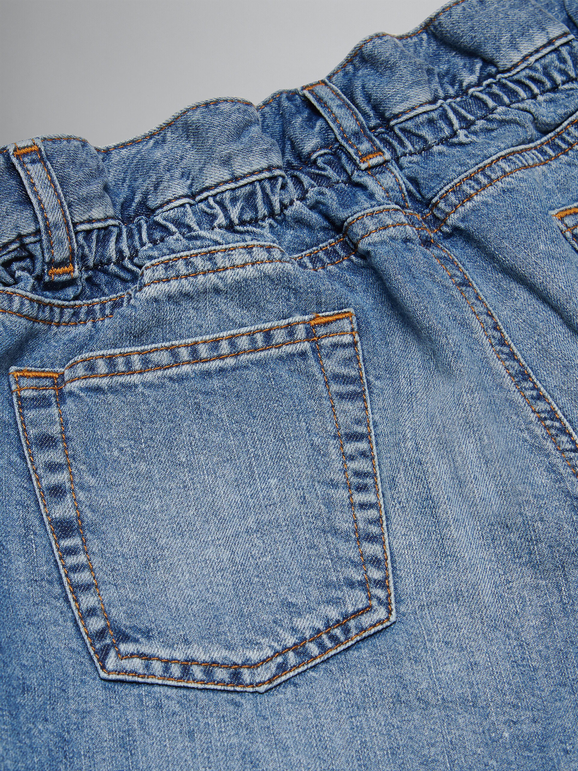 Denim-Shorts mit unverarbeiteten Rändern - Hosen - Image 4
