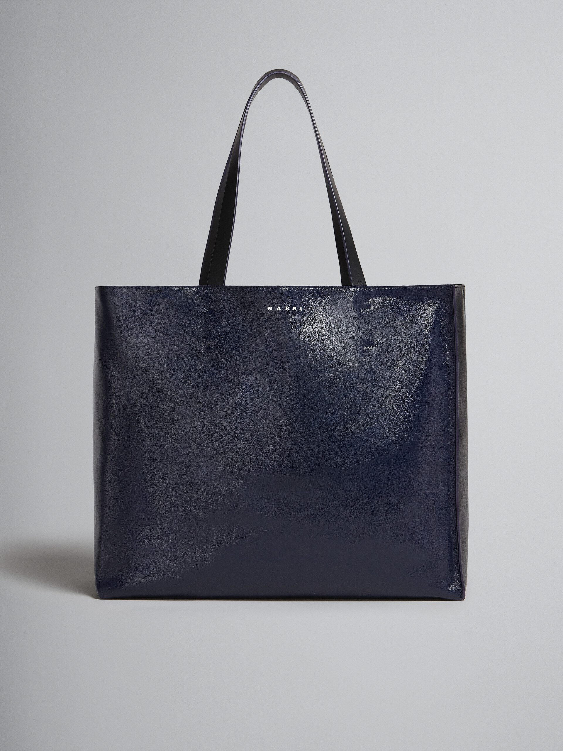 Museo Soft Bag in pelle blu e nera - Borse shopping - Image 1