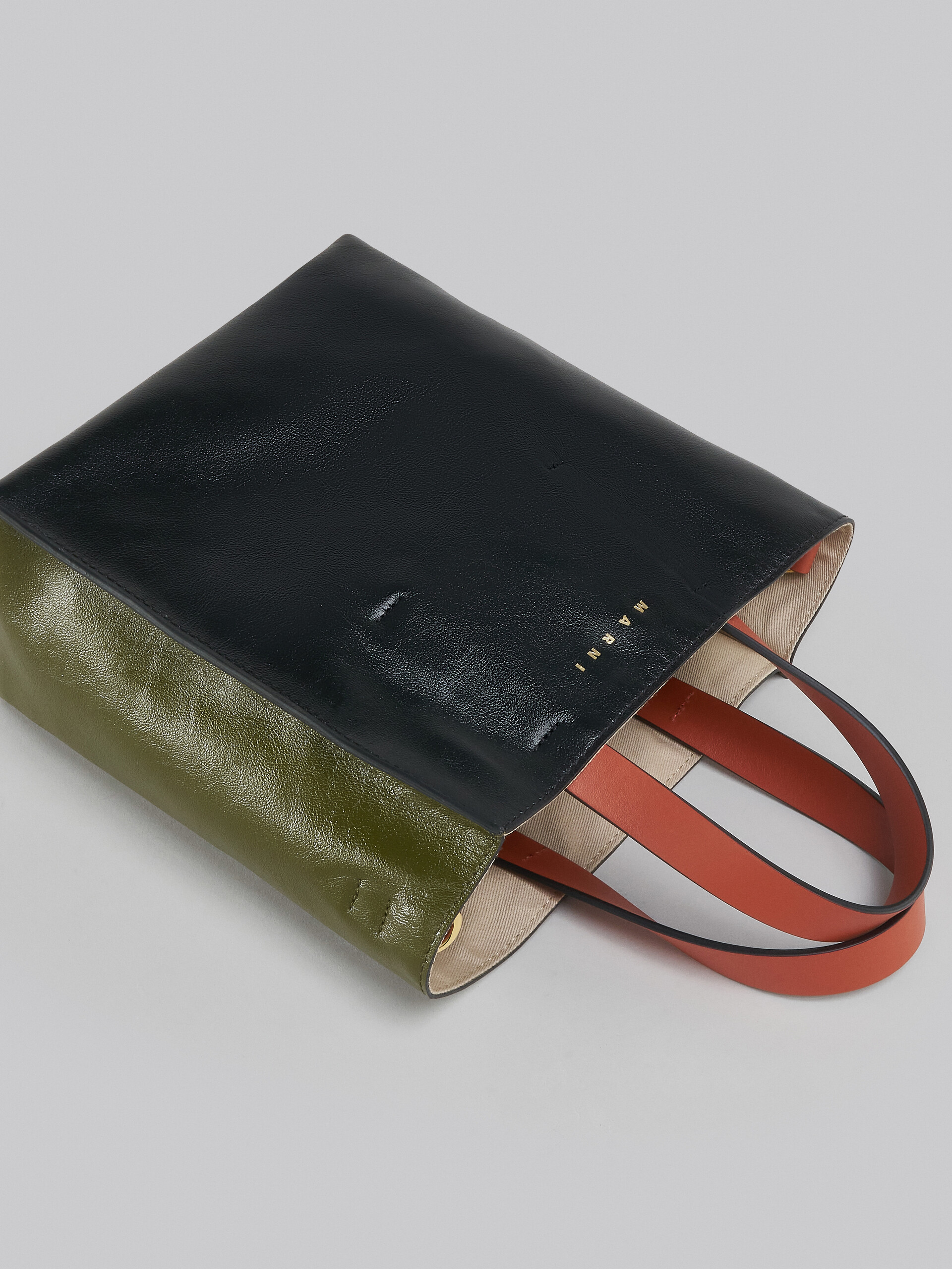Mini-sac Museo Soft en cuir gris, noir et rouge - Sacs cabas - Image 5