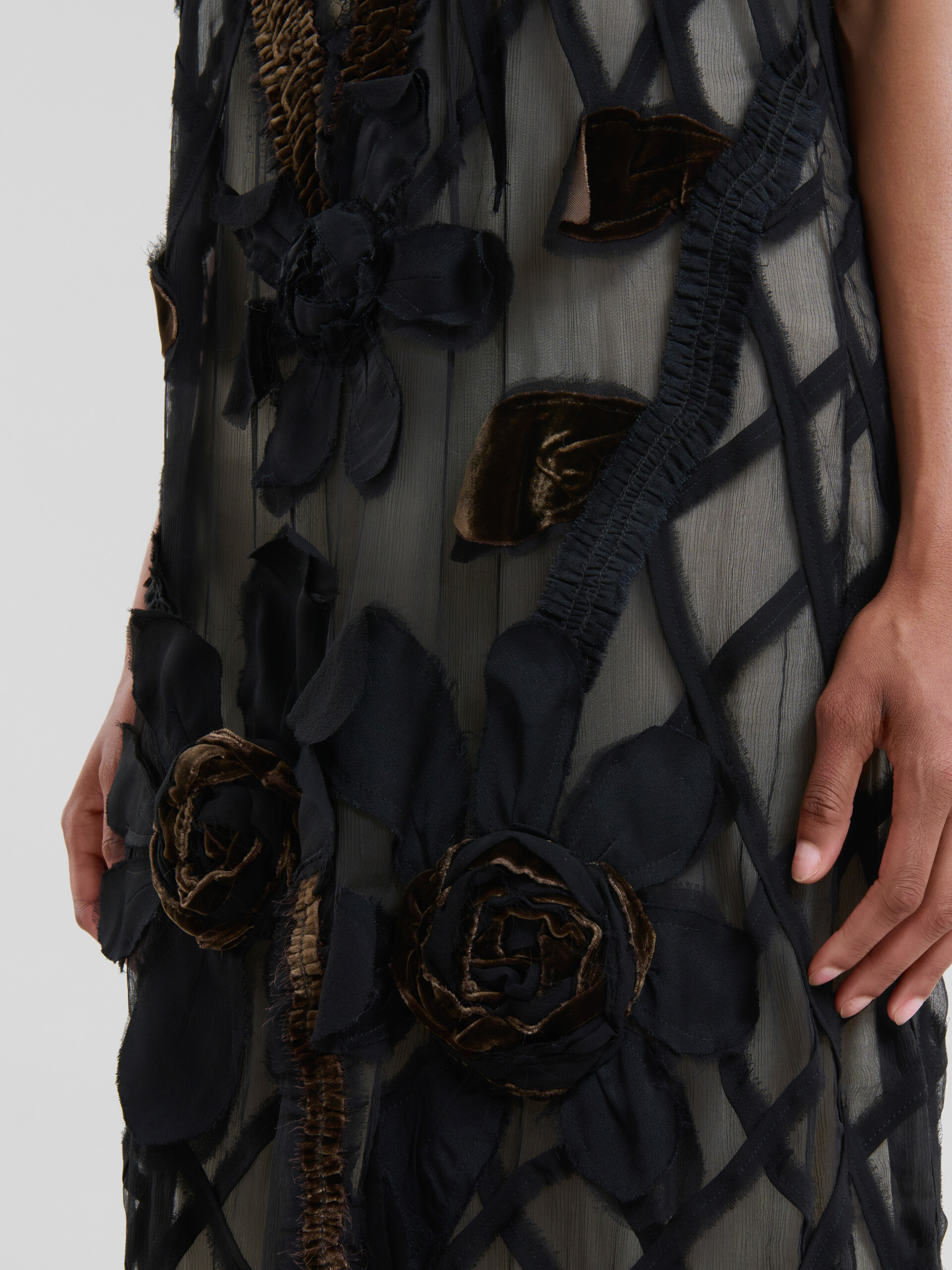 Robe en mousseline de soie noire avec appliqués floraux - Robes - Image 5